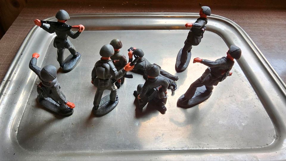 DDR Spielzeug Gummi Soldaten in Körner