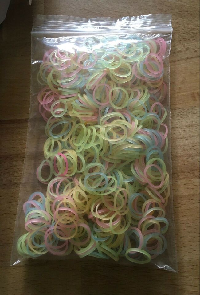 Set! Loom Gummis mit Zubehör Anhänger, Pastell in Themar