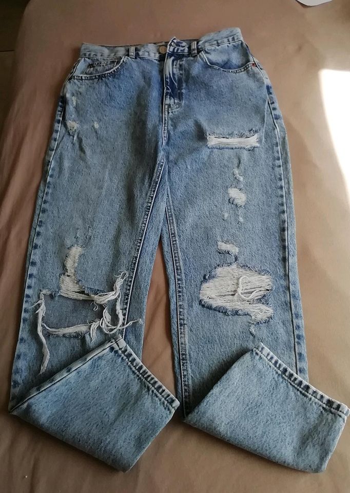 Damen Mädchen Jeans Größe M 38 Pull & Bear mit Rissen in Gelsenkirchen