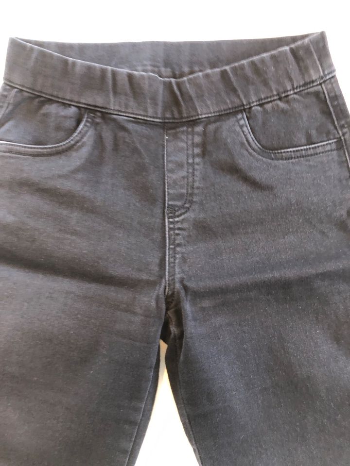 Jeans kurz, schwarz, 170, C und A in Orenhofen