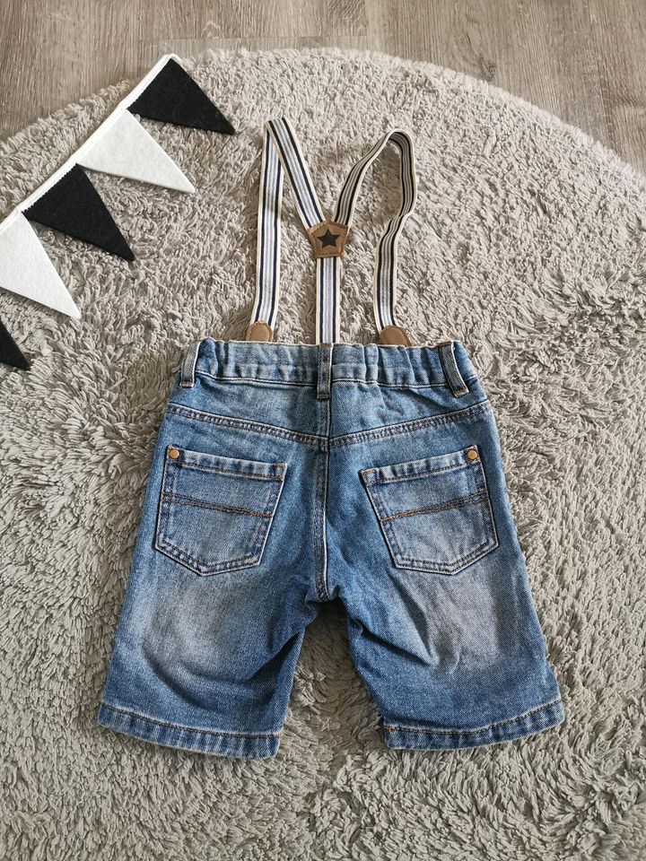 H&M kurze Jeans Hose/Shorts mit Träger und Next T-Shirt 80/86 Set in Duisburg