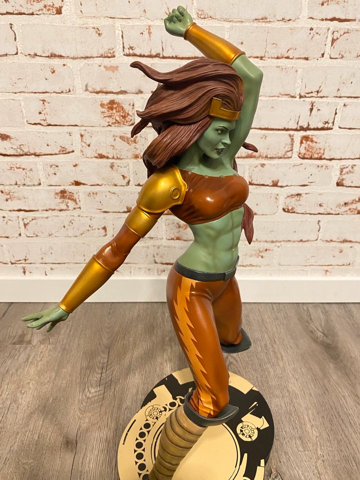 Sideshow Collectibles Savage She-Hulk Comiquette in Ottersberg