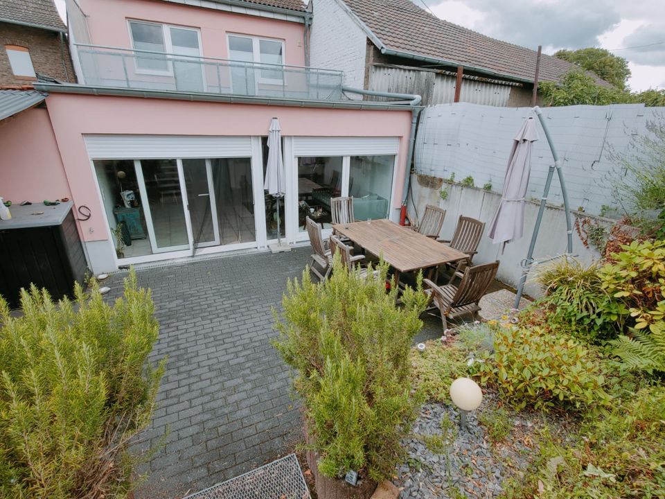 Schöne 4 Zimmer Wohnung möbliert mit Terrasse Balkon und Garten. in Bornheim