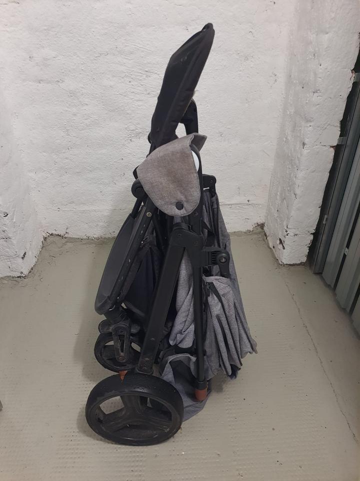 Stabiler Kinderwagen mit Fußabdeckung und neuem Regenschutz in Leipzig