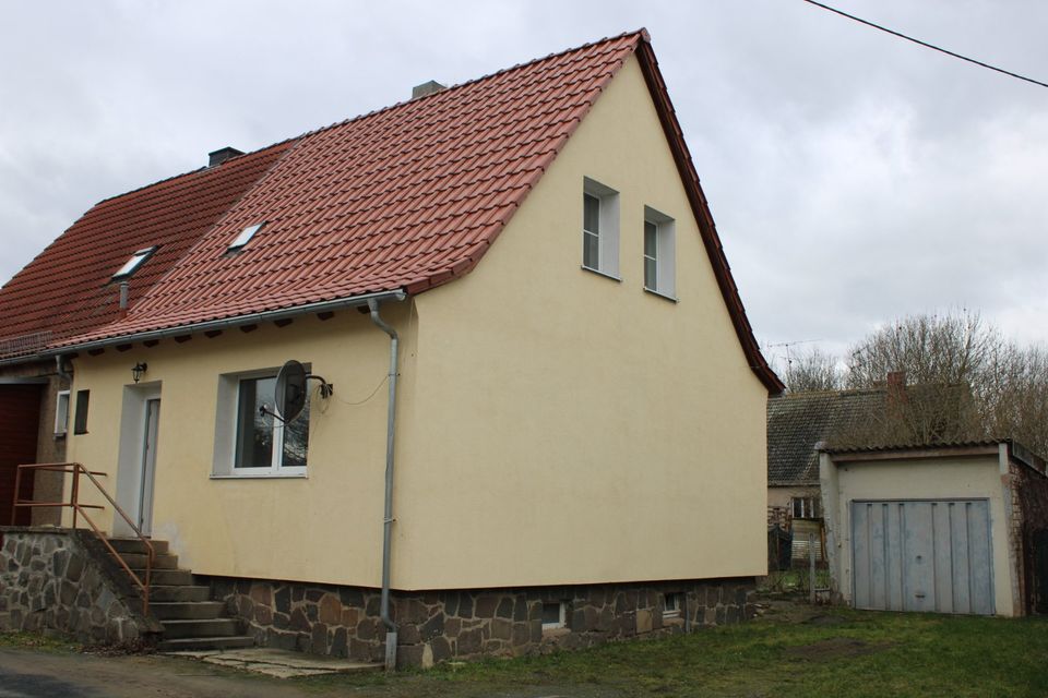 Doppelhaushälfte, optimal für Pärchen, mit Garten und Nebengelass in Köllitzsch (Arzberg) in Arzberg