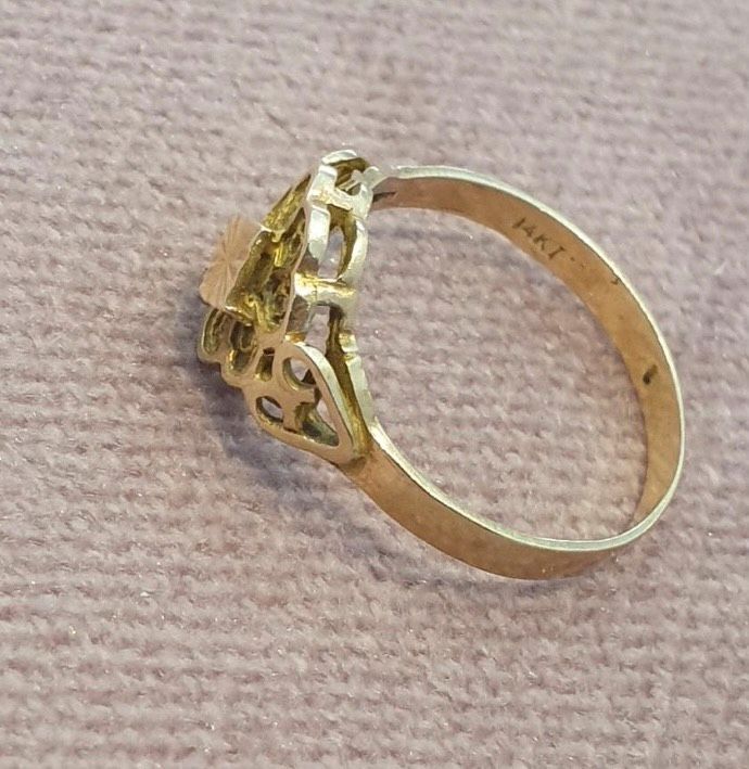 Gold ring 585 karat  es wiegt 2 Gramm in Hanau