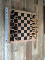 Schachbrett Holz mit Figuren und Kiste Niedersachsen - Giesen Vorschau