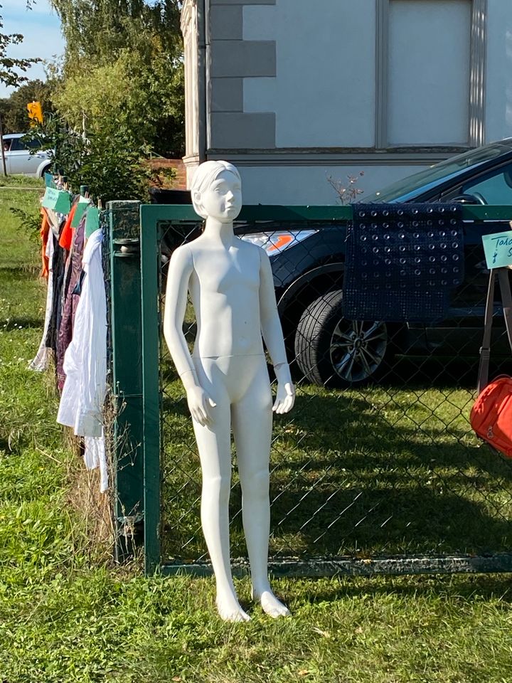 Schaufensterpuppe Mädchen mit Glasfuss in Bernau