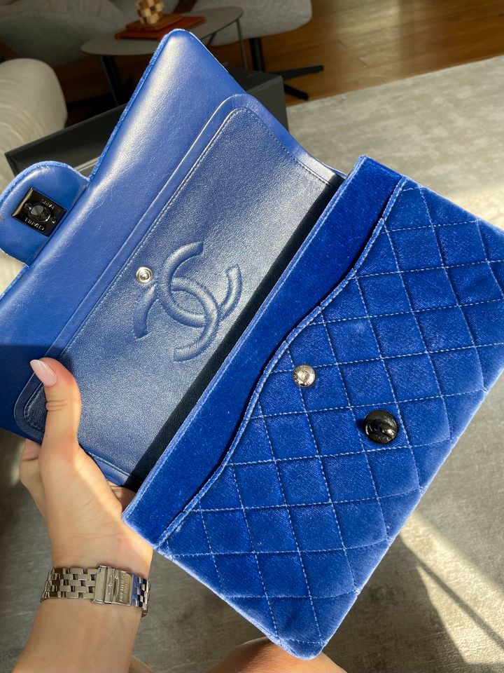 Chanel Tasche classic flap bag special edition blau Samt in Hamburg