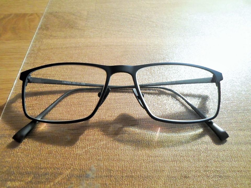 Brille mit Gleitsichtgläsern, Titangestell in Idar-Oberstein