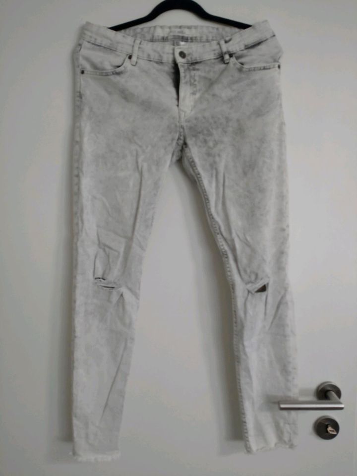 Damen Skinny ankle jeans bleached Größe 42 XL grau by H&M hell in Allendorf