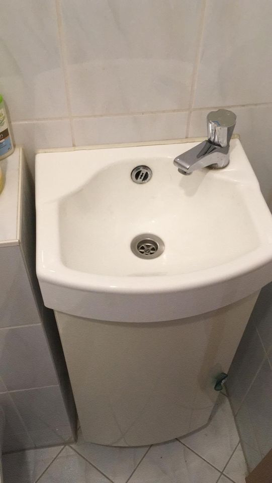 Badezimmerschrank mit Waschbecken integriert in Mainz