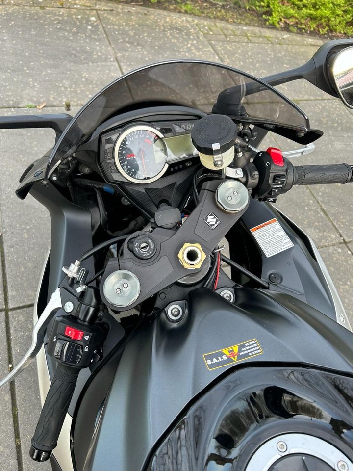 Motorrad Suzuki GSX-R 1000 in Stadland