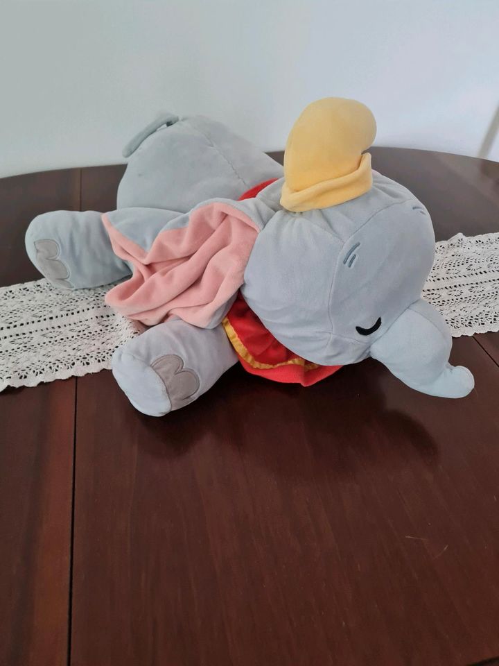 Großes neuwertiges Disney Kuscheltier Dumbo in Kelsterbach