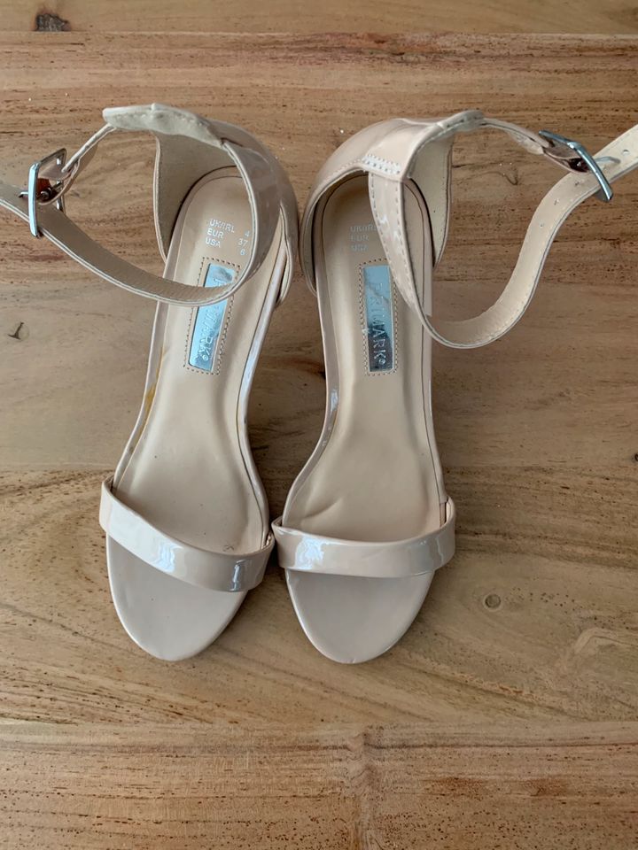 Beige Lack high heels Pumps Sandalen Gr. 37 in Wolfschlugen