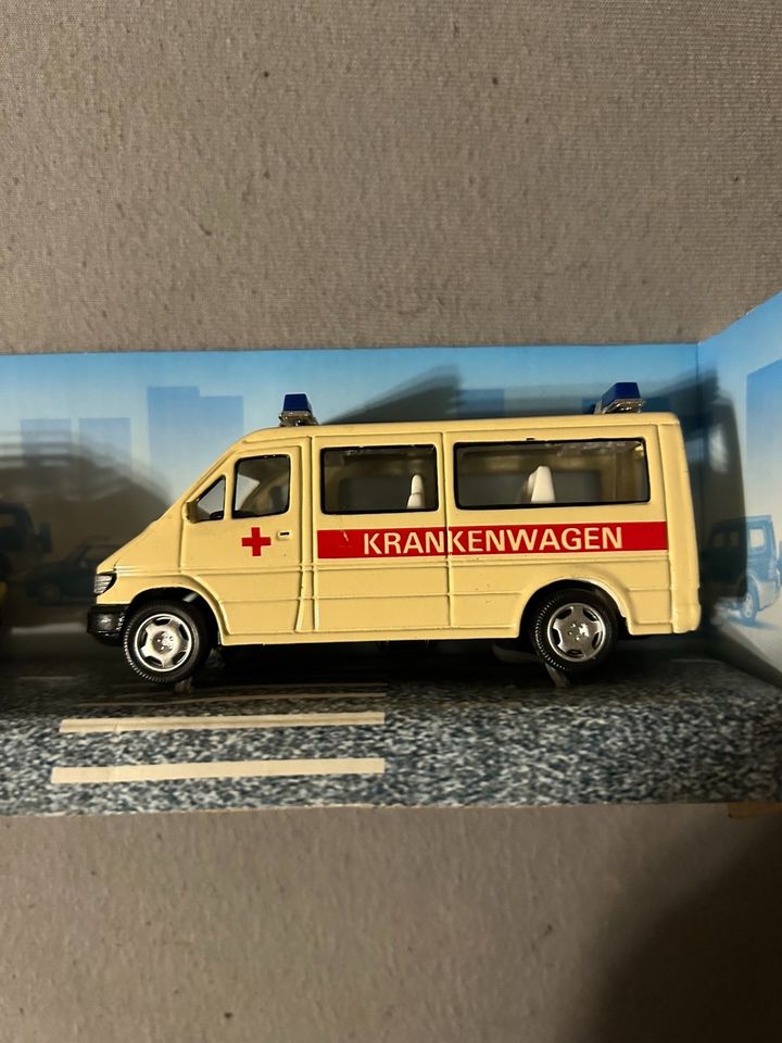 Spielzeug, Krankenwagen und Notarzt aus Metall:) in Höhenberg i. T.