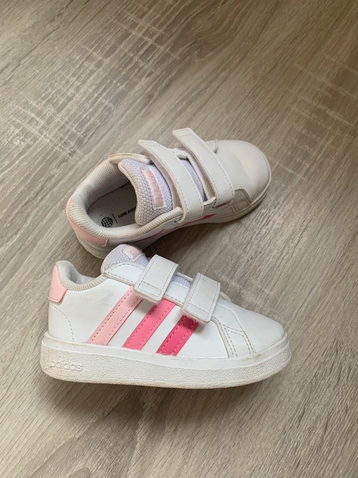 Mädchen Adidas Schuhe in Rheinberg