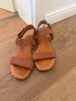 Sandalen UGG Leder 36 NEU cognac Nordrhein-Westfalen - Herford Vorschau