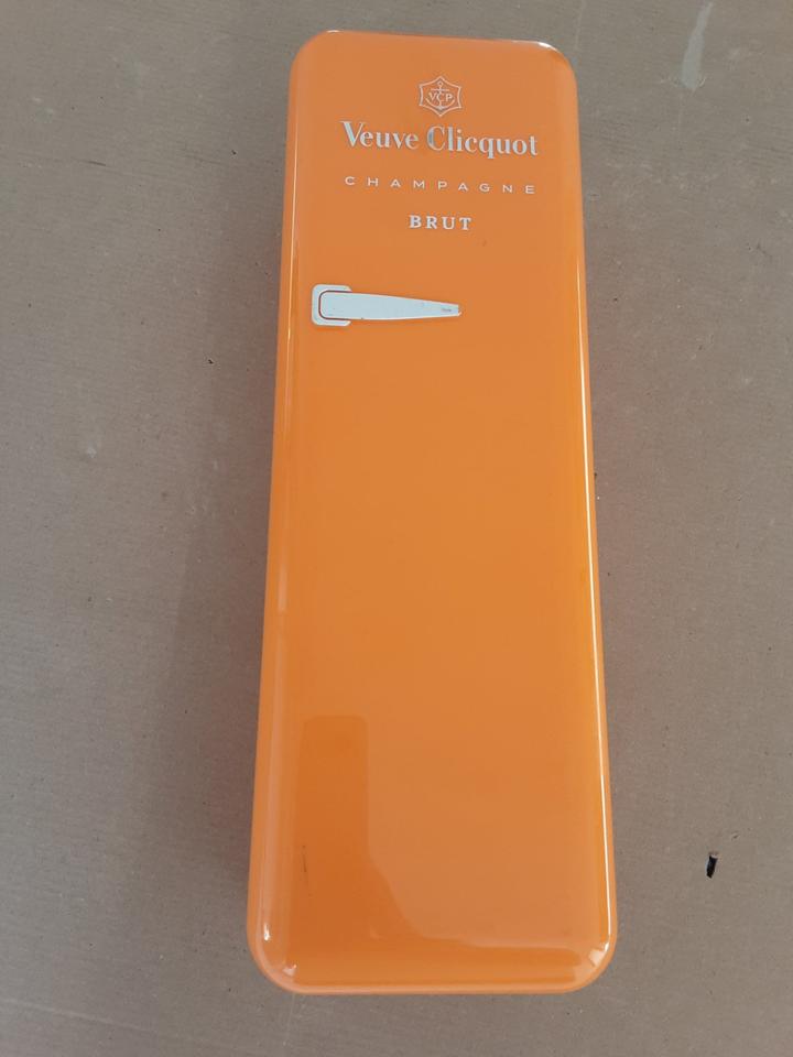 Veuve Clicquot Champagne Geschenk Box Kunststoff ohne Inhalt in Penzberg