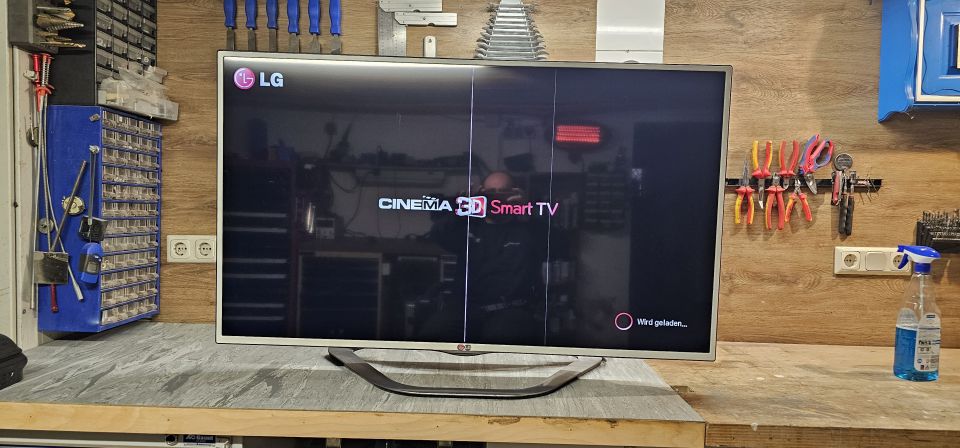 LG Smart TV leicht defekt in Sinn