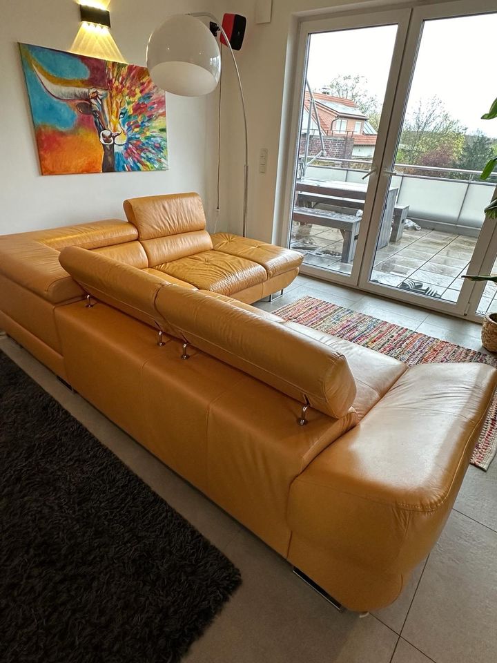 Gelbes Ledersofa in Kelsterbach