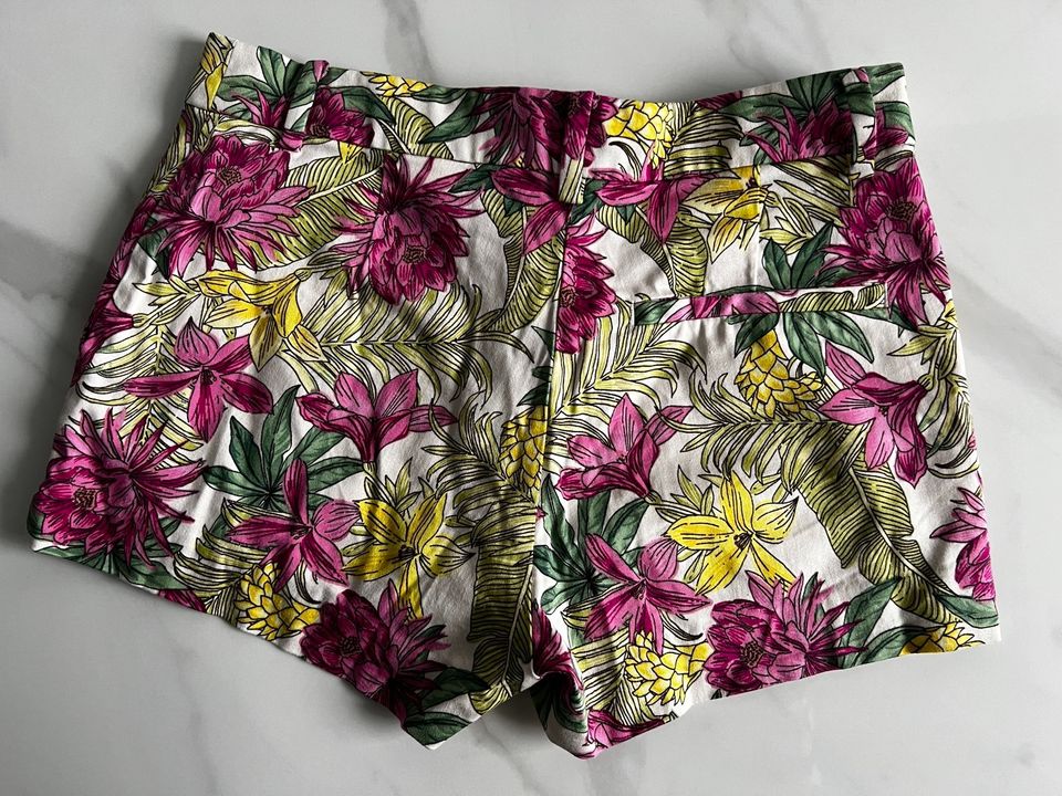 Hotpants low waisted von H&M, Gr: 32, bunt mit tropischen Muster in Wetzlar