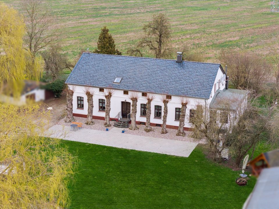 Charmantes Gutshaus in Alleinlage mit guter Anbindung am Ortsrand von Papendorf in Papendorf (Rostock)