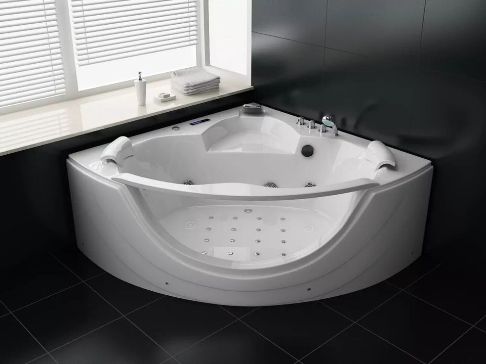 Whirlpool Milano Badewanne Armatur Edelstahl Bad 150x150cm in Bad Kissingen