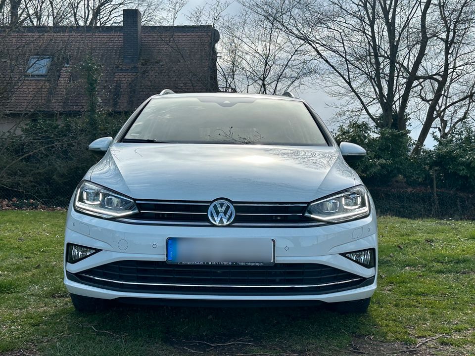 Volkswagen Golf Sportsvan 1.6 TDI - ACC CAM SHZ Panorama - Apple in Freiburg im Breisgau