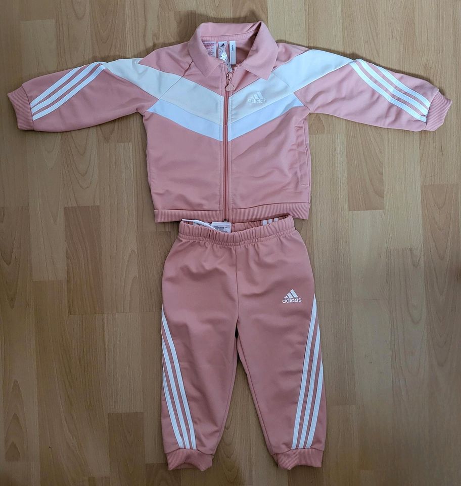 Kinder Trainingsanzug, Adidas, rosa/lachsfarbend, Größe 92 in Grünendeich Niederelbe