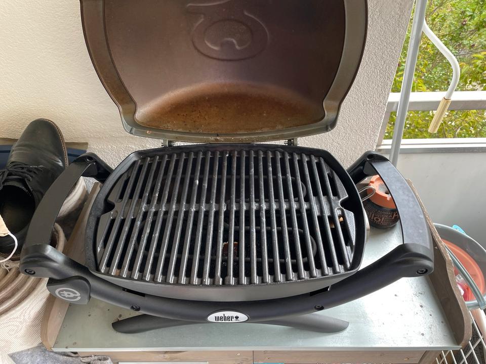 Weber Elektrogrill Q1400 mit Rechnung und Karton und Tisch in München