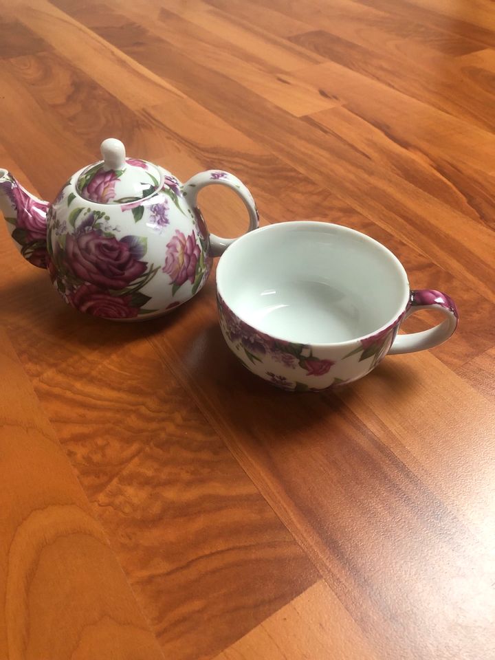 Teekanne mit passender Tasse, Rosenmuster, NEU und unbenutzt in Langenhagen