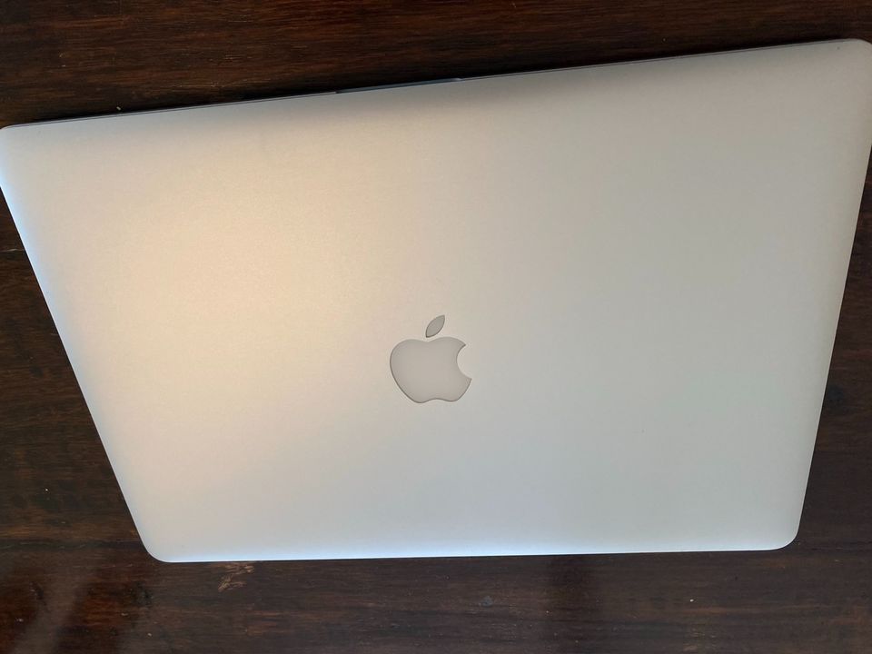 Apple MacBook Pro Quadcore i7 2,2 16GB / 256 SSD in Borken