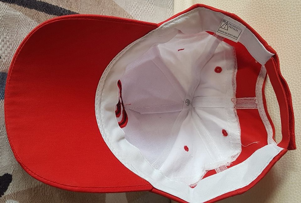 Baseball Cap minitoP weiss rot schwarz SchriftzugLogo Gummiketten in Obersüßbach