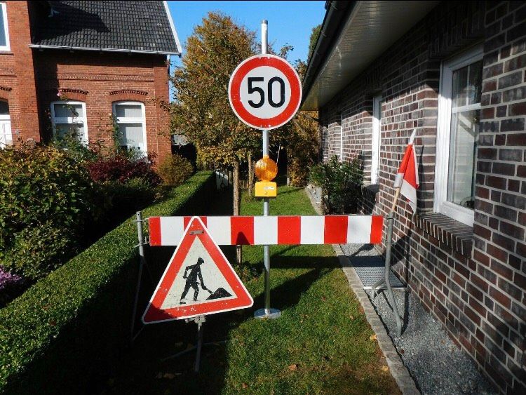 Schilderverleih zum 50. Geburtstag, Geburtstagsschild (Baustelle) in Westoverledingen