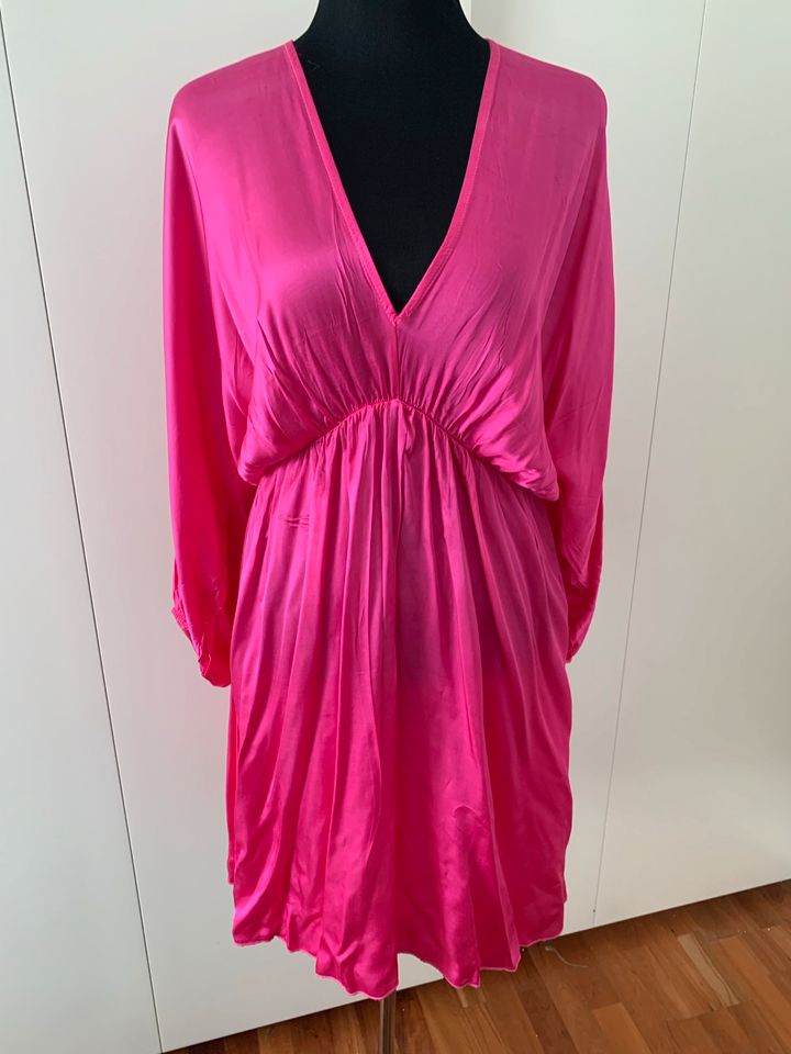 Pinkes Kleid die angesagtes Farbe dieses Jahr in Wachtberg