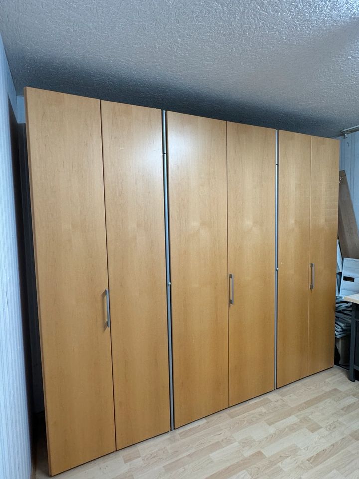 Kleiderschrank aus Massivholz in Süßen