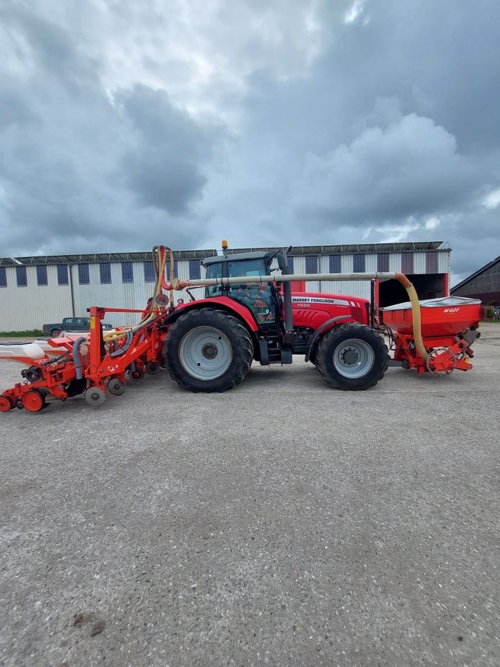 Pneum. Einzelsähmaschine 8 reihig( auch mit Traktor 7495 ) in Risum-Lindholm