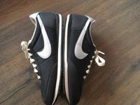 Nike Sneaker, Gr. 39, schwarz, Turnschuhe Hessen - Linsengericht Vorschau