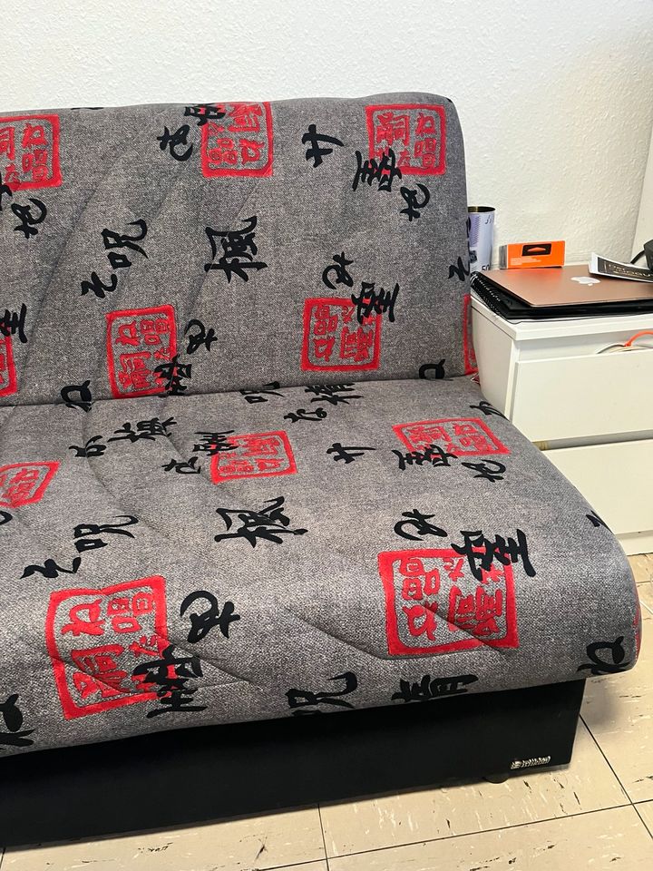 Couch/Schlafcouch mit Aufbewahrungskasten in Düsseldorf