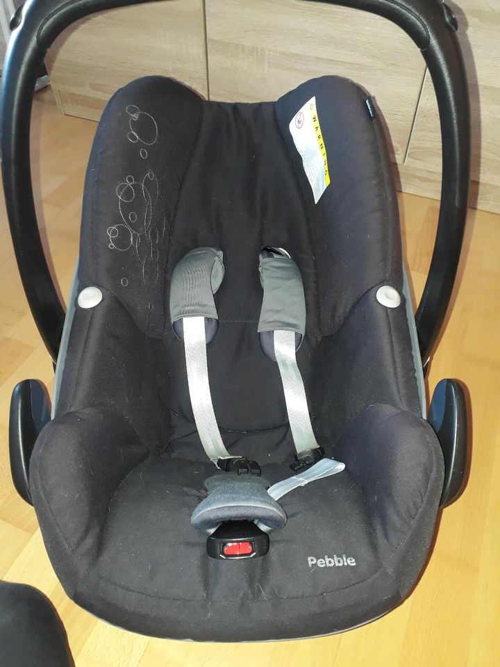 Maxi Cosi Set - Pebble, EasyBase 2 + Zubehör in Erlenbach