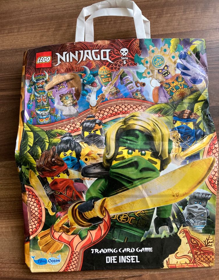 Papiertragetasche Lego Ninjagos in Roth