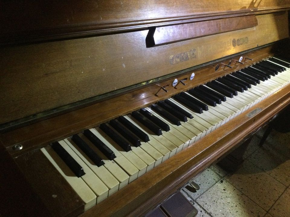 Historisches Klavier-Harmonium Sonderform in Luckau (Wendland)