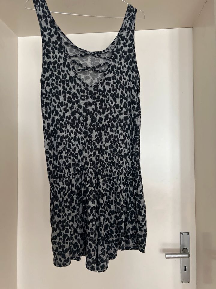 Kurzer Jumpsuit/ Overall/ Romper, grau/leo, Gr 36-38 in Frankfurt am Main