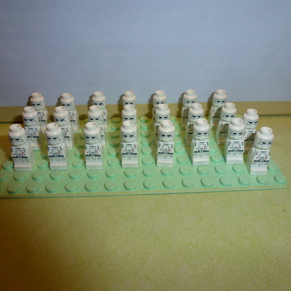 64 LEGO Microfiguren aus verschiedenen Bereichen/Genres in Witzeeze