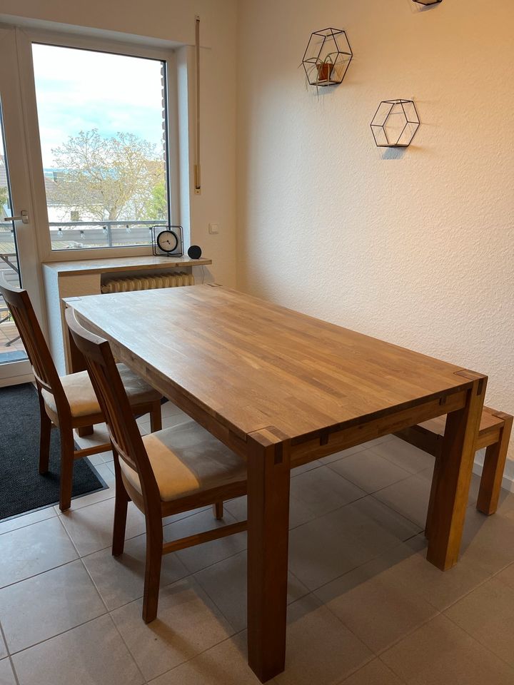 Vollholztisch mit Stühle und Sitzbank in Brühl