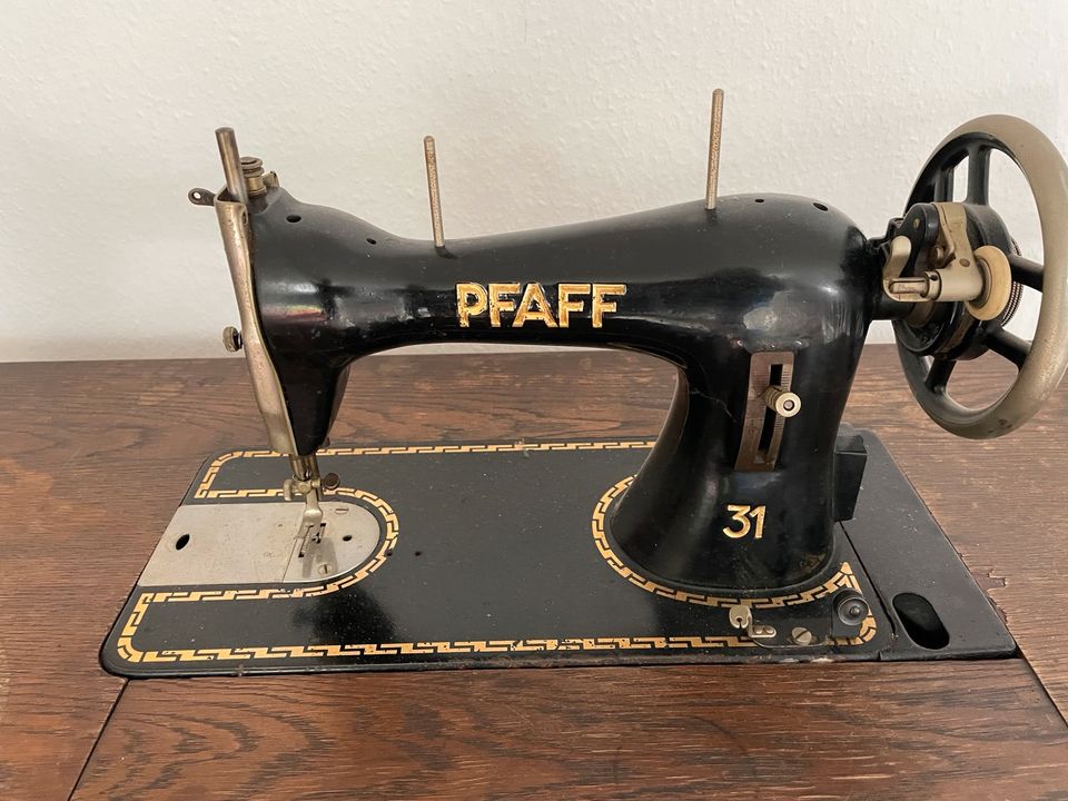 Nähmaschine von Pfaff mit Tisch ANTIK in Köln