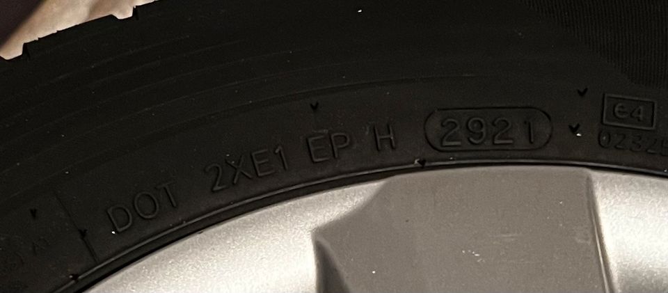 Hankook Winterreifen 145/80R13 75T mit Stahlfelgen und Radkappen in Karlsruhe