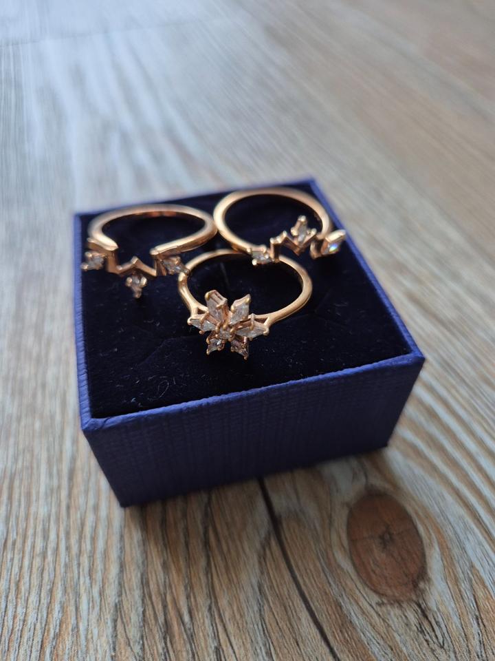 Schmuck-Set von Swarovski, Ring, Ohrstecker, Halskette, Armreif in Halberstadt