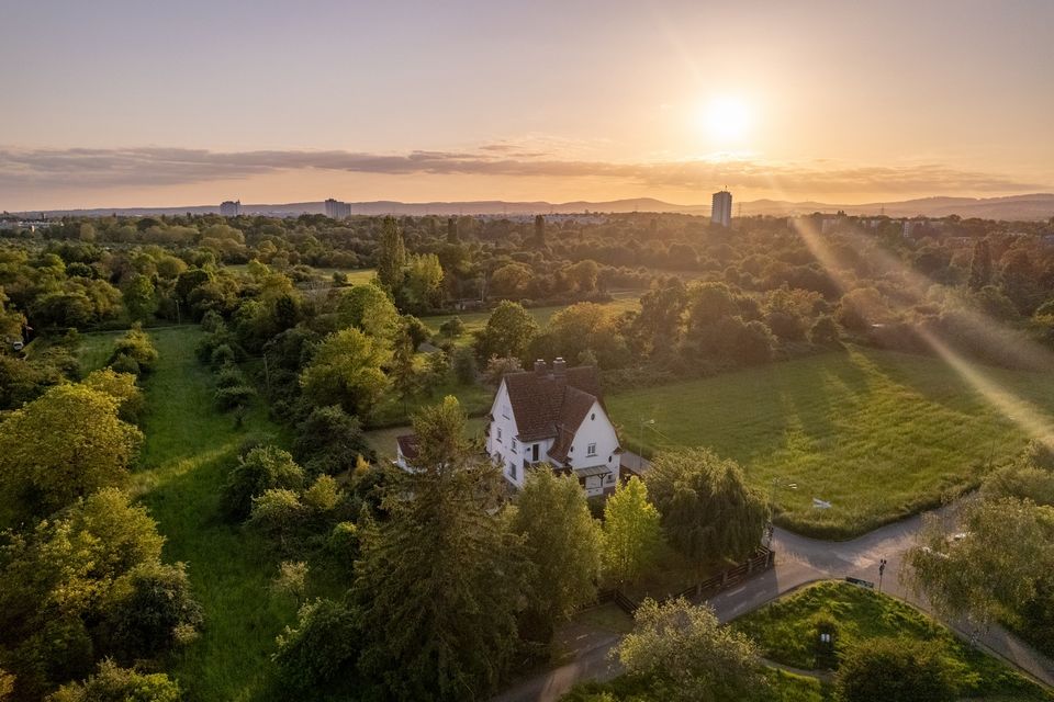 Historisches Zweifamilienhaus in idyllischer Lage, dennoch zentral in Frankfurt! in Frankfurt am Main